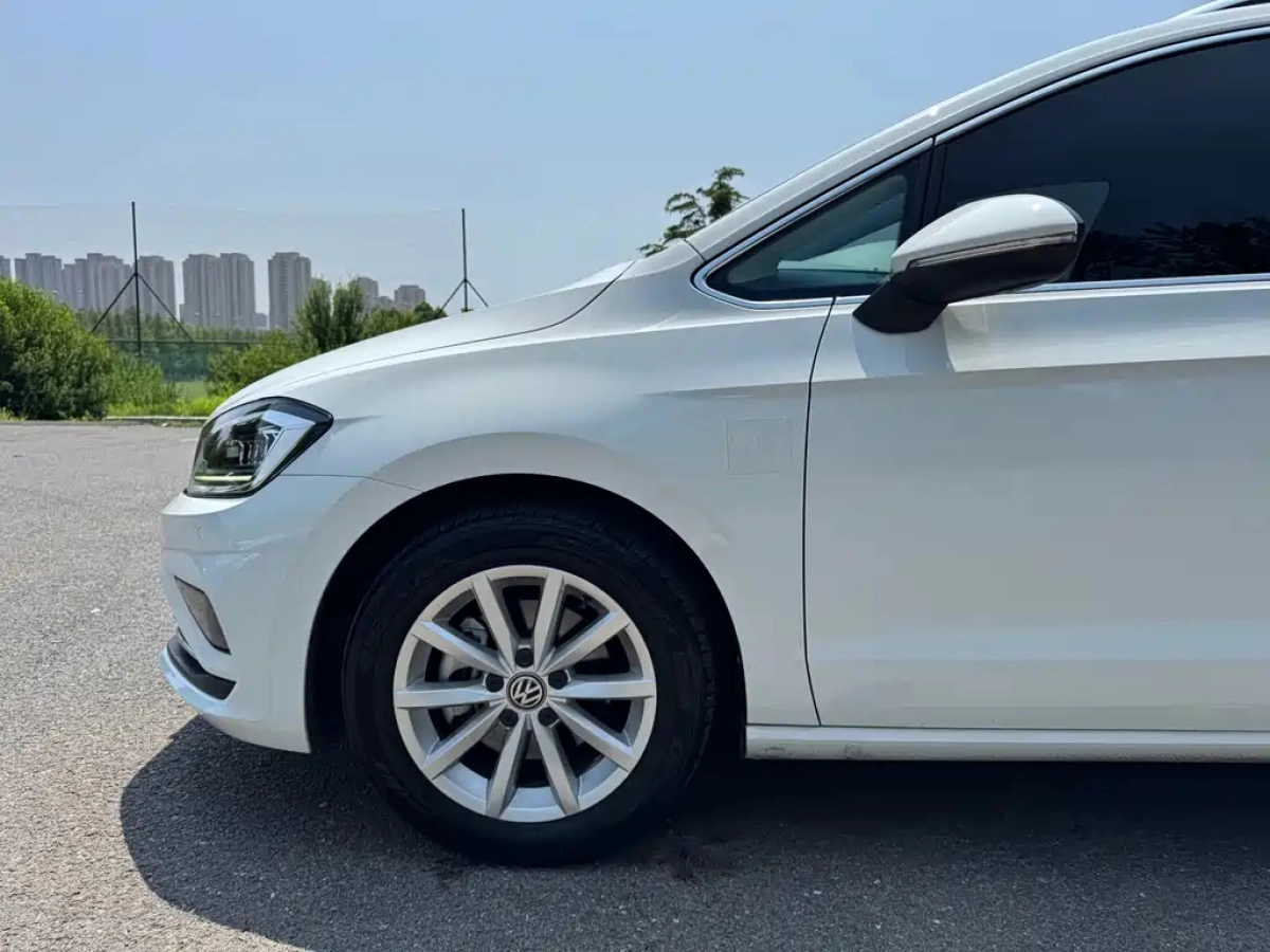 VOLKSWAGEN GOLF . SPORTSVAN