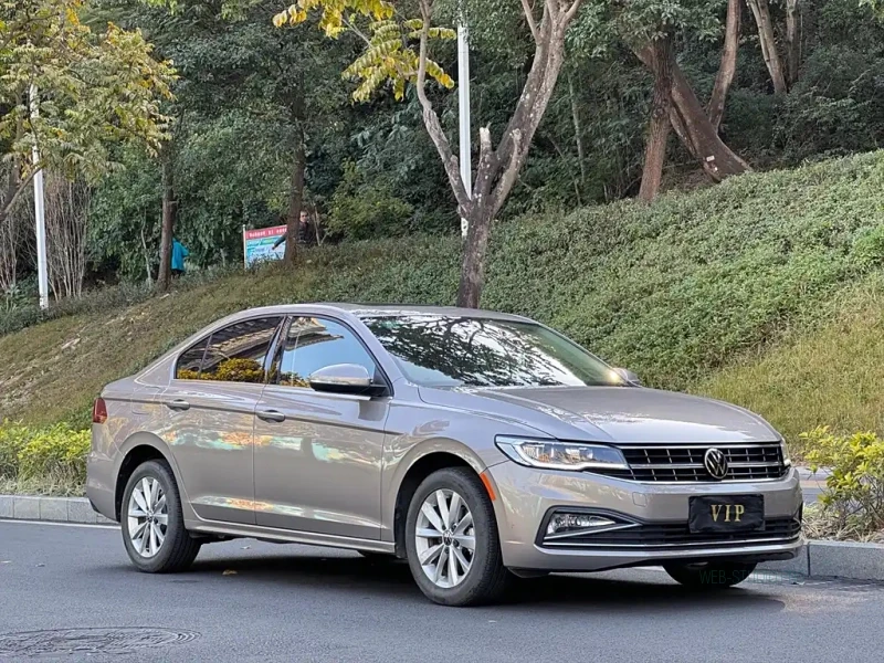 VOLKSWAGEN BORA