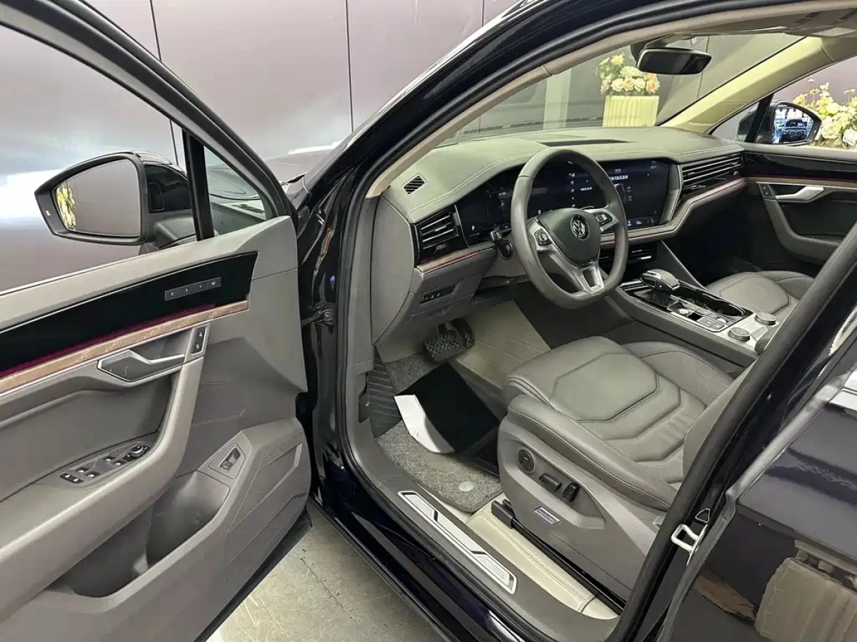VOLKSWAGEN TOUAREG