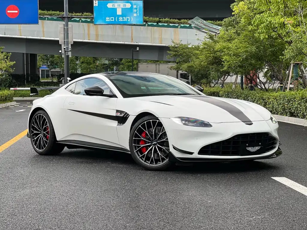 ASTON MARTIN V8 VANTAGE