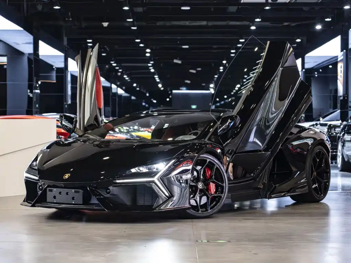 LAMBORGHINI REVUELTO