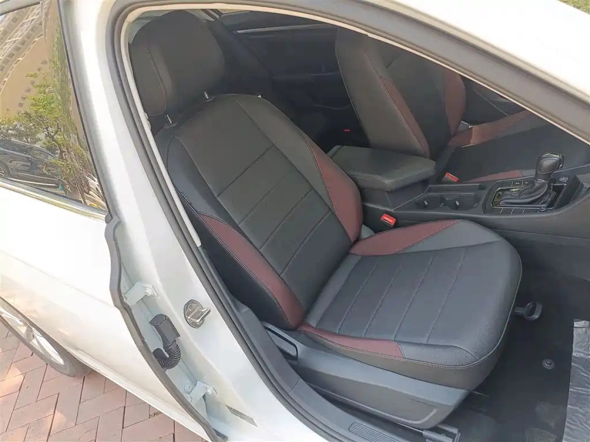VOLKSWAGEN BORA
