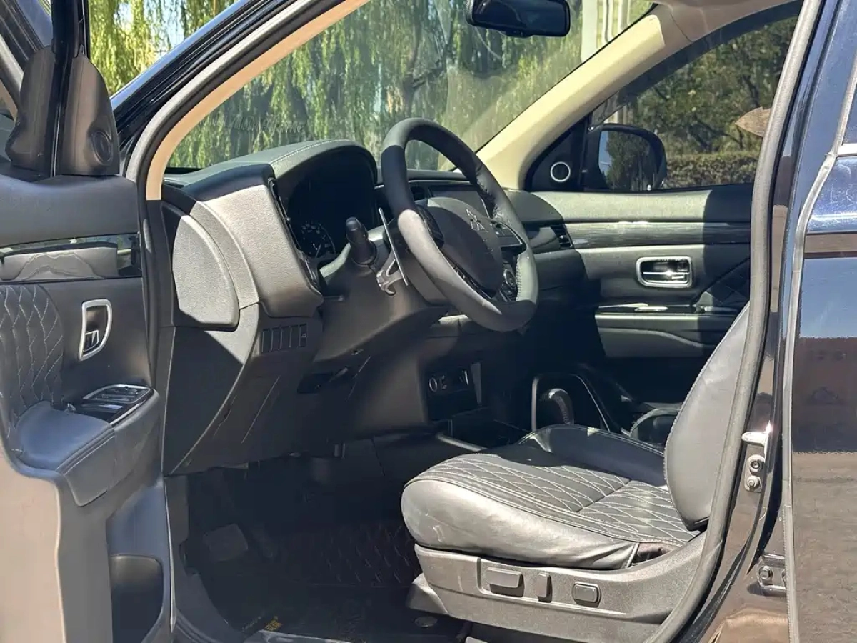 MITSUBISHI OUTLANDER