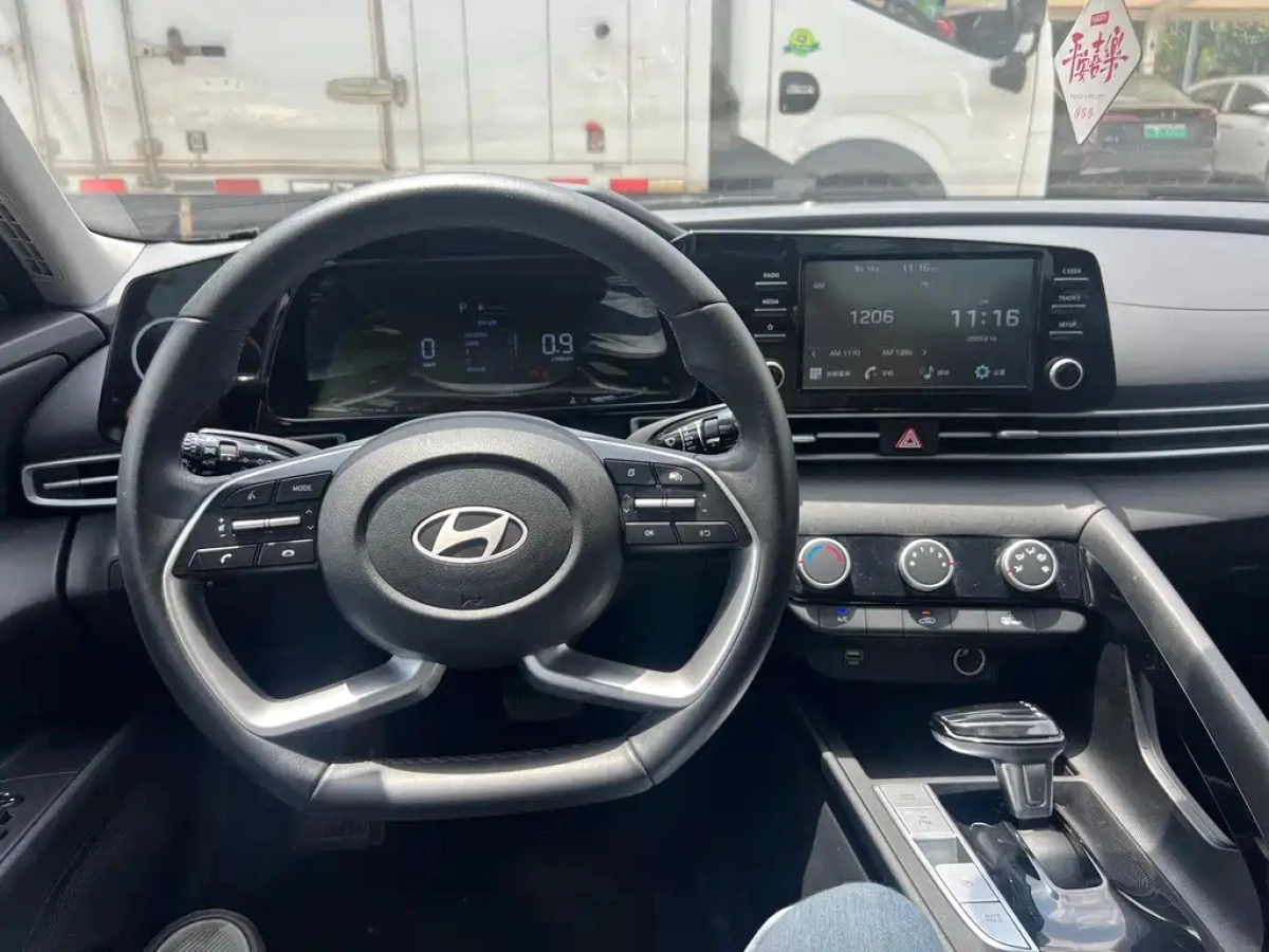 HYUNDAI ELANTRA