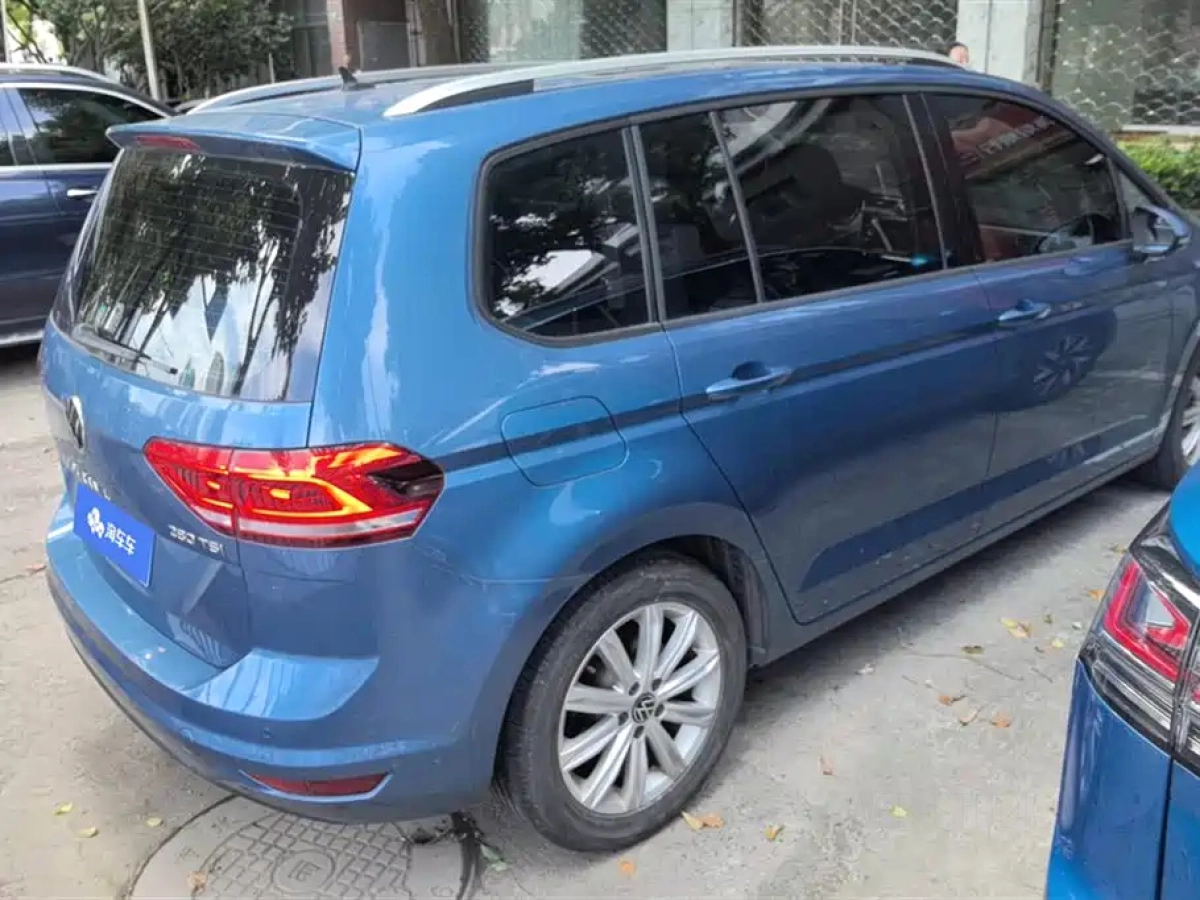 VOLKSWAGEN TOURAN