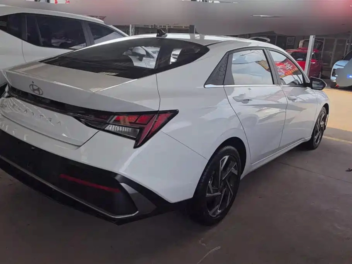 HYUNDAI ELANTRA