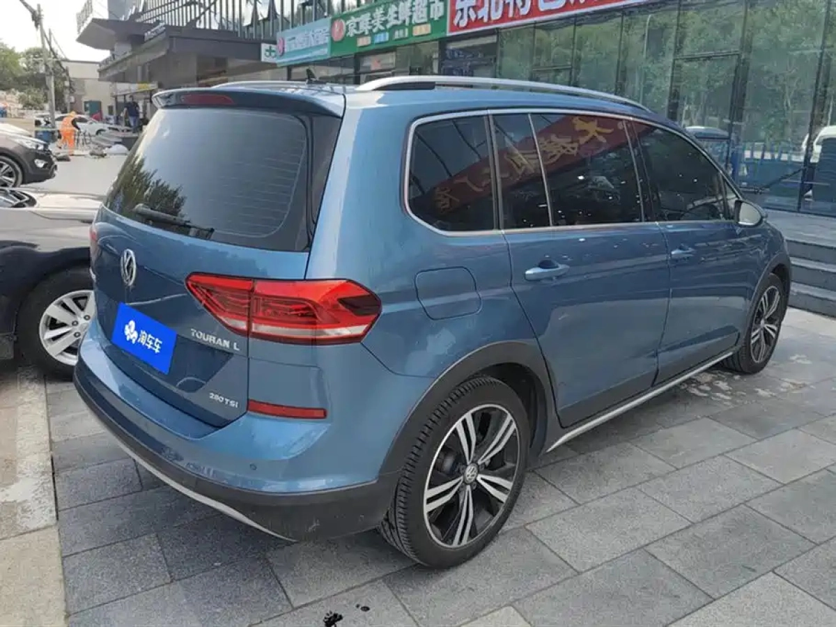 VOLKSWAGEN TOURAN