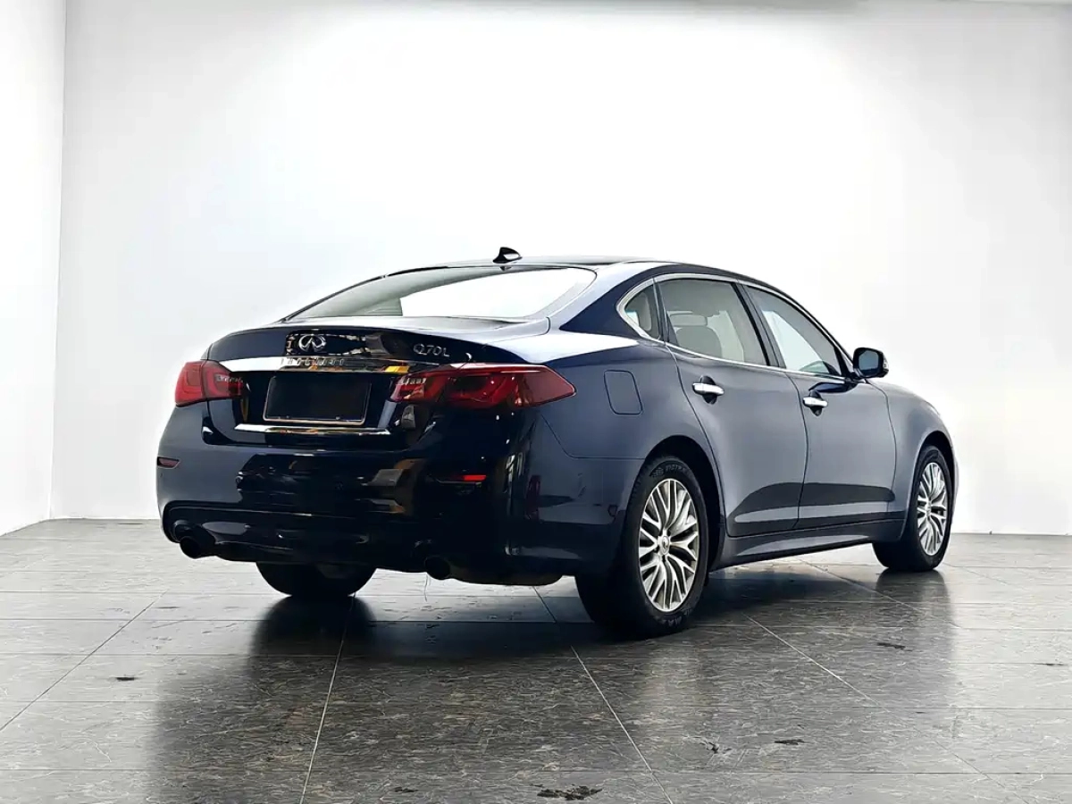 INFINITI Q70