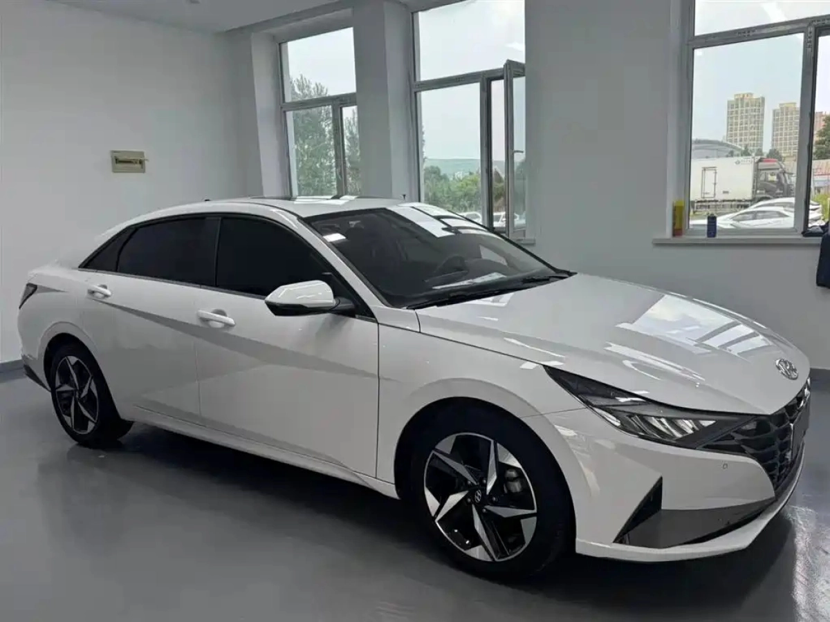 HYUNDAI ELANTRA