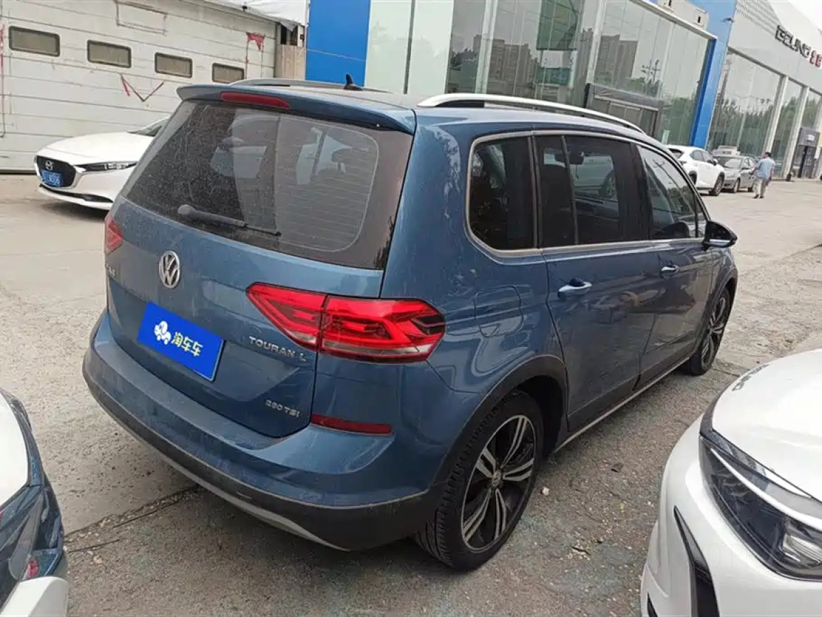 VOLKSWAGEN TOURAN