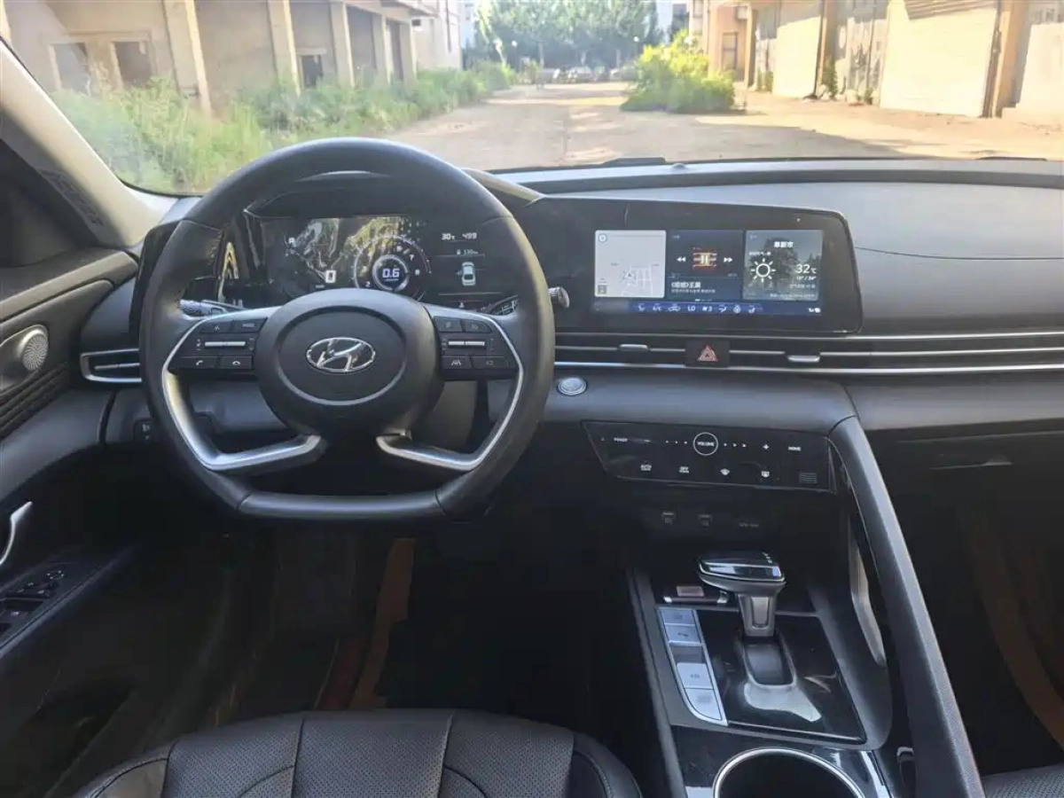 HYUNDAI ELANTRA