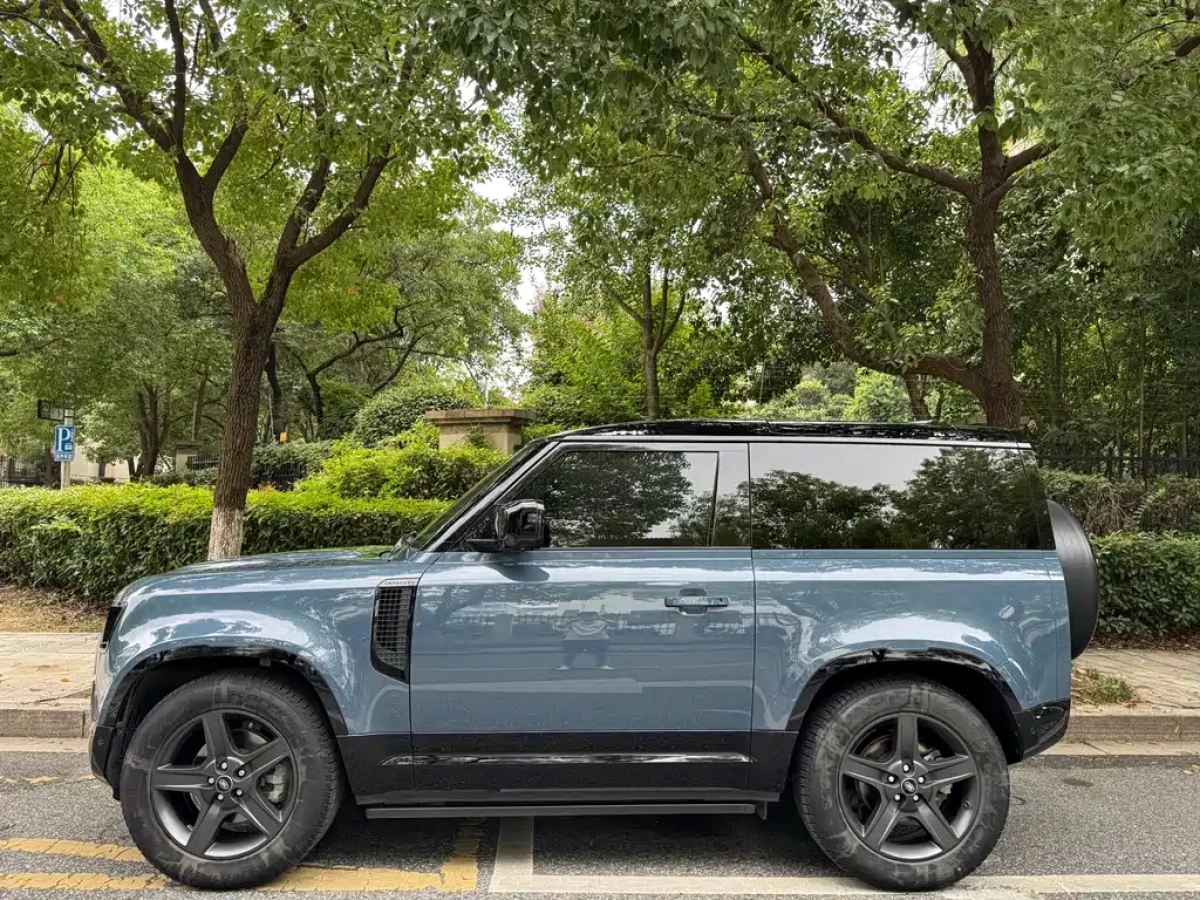 LAND ROVER DEFENDER