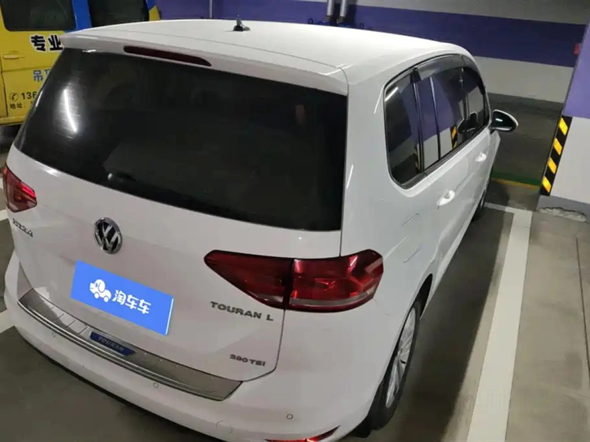 VOLKSWAGEN TOURAN