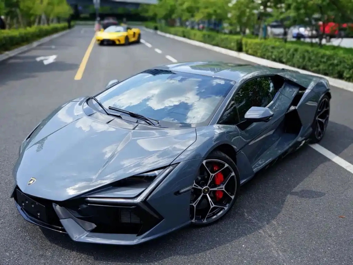 LAMBORGHINI REVUELTO