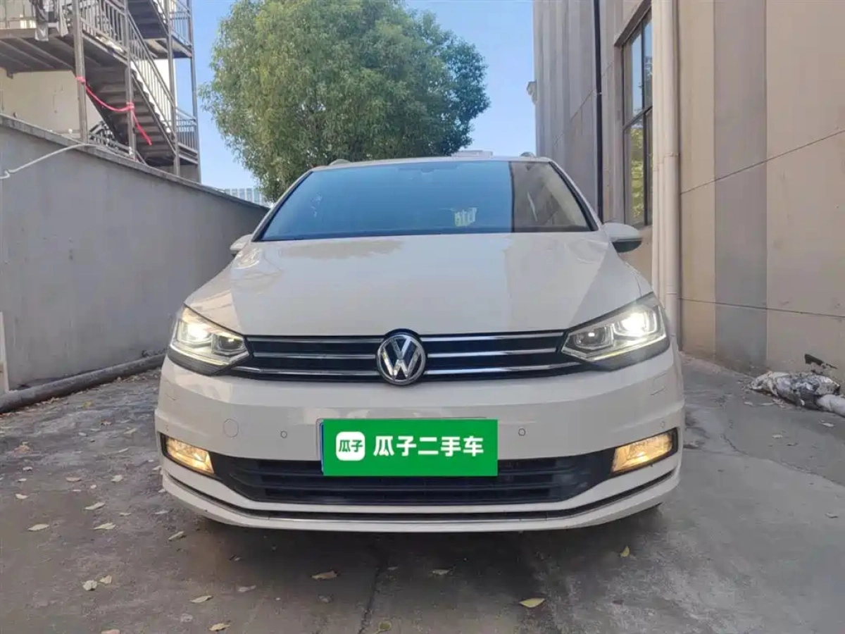 VOLKSWAGEN TOURAN
