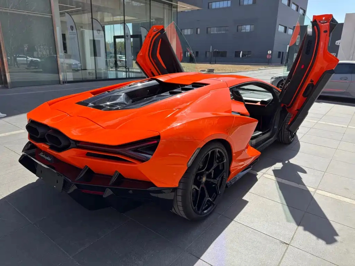 LAMBORGHINI REVUELTO