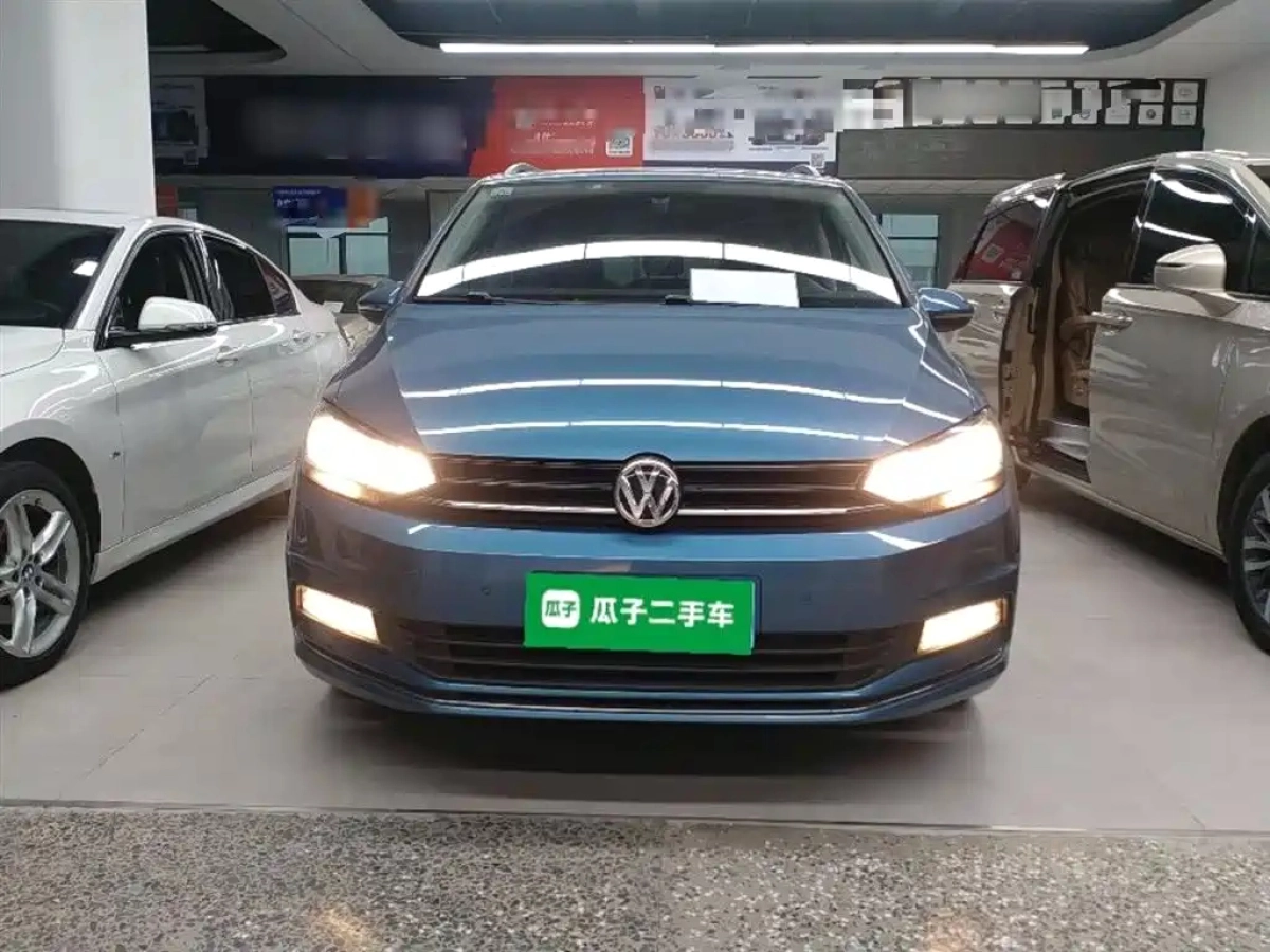 VOLKSWAGEN TOURAN
