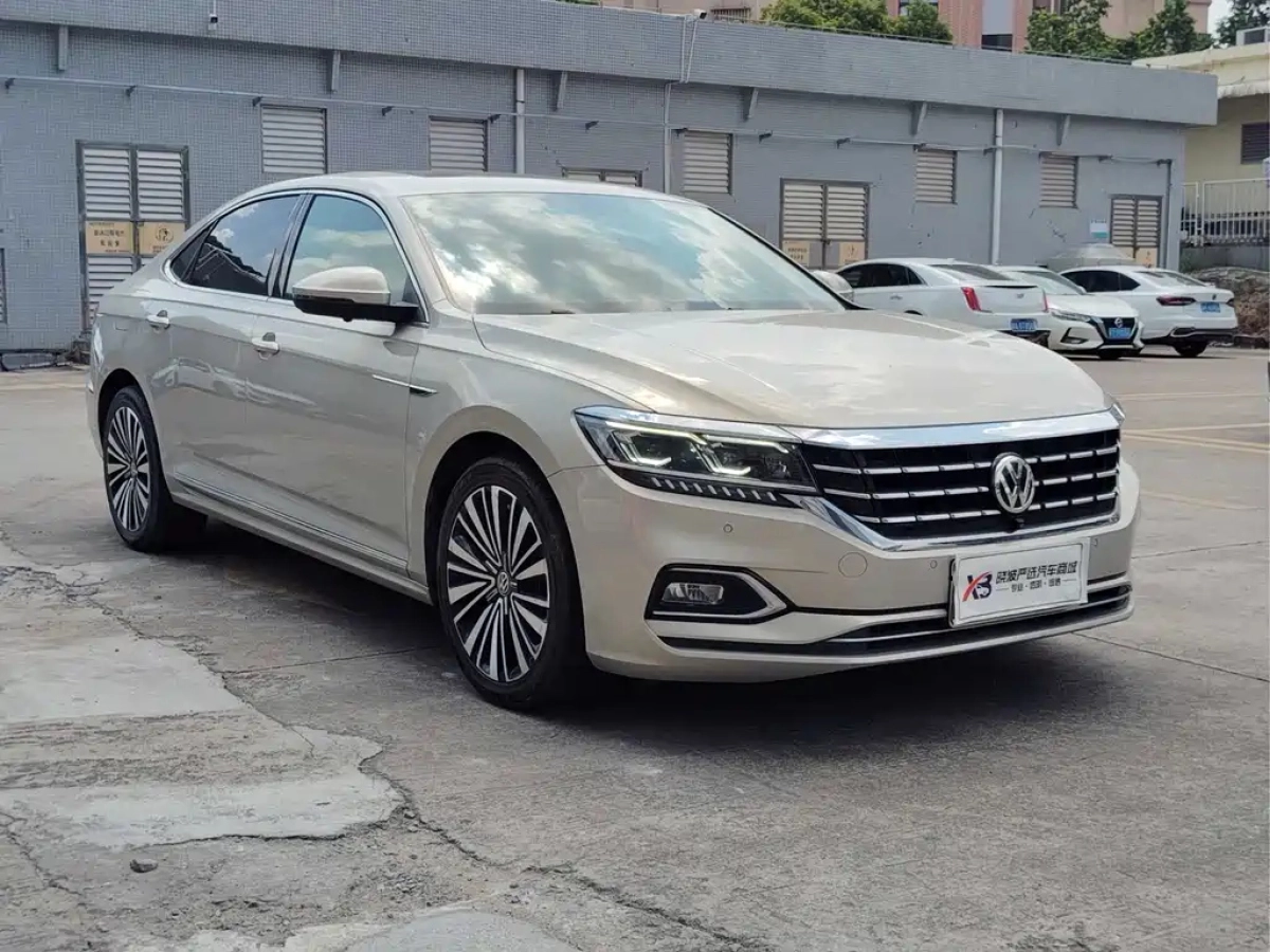 VOLKSWAGEN PASSAT