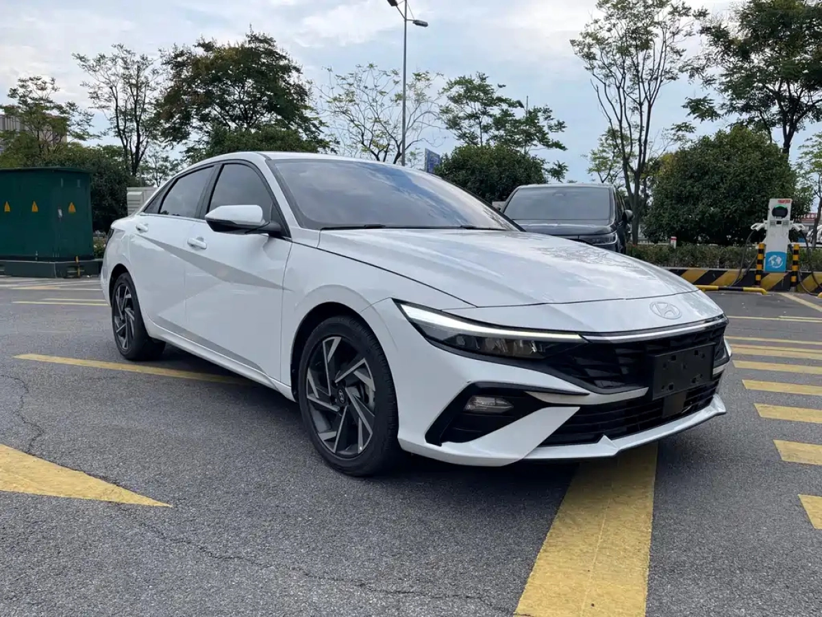 HYUNDAI ELANTRA