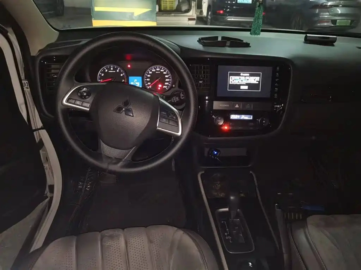 MITSUBISHI OUTLANDER