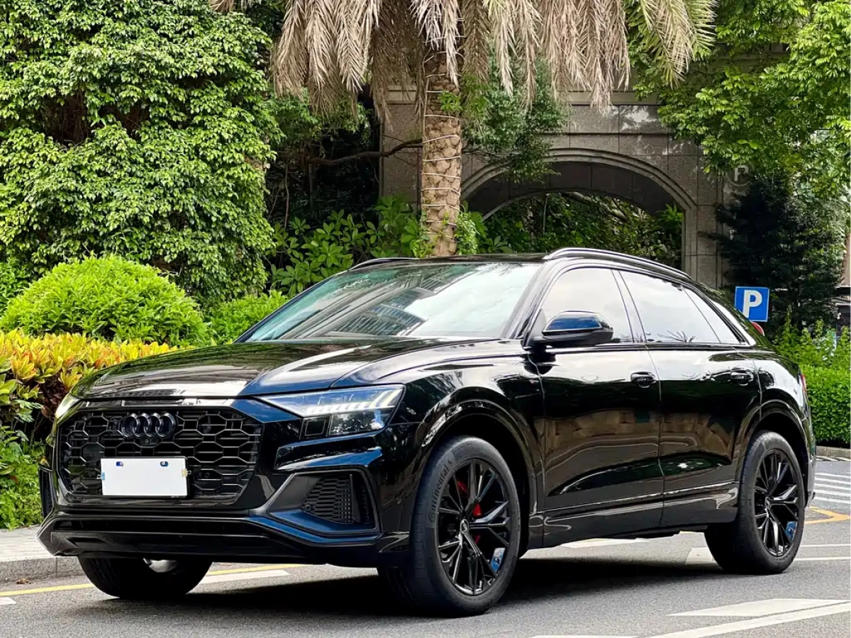 AUDI Q8  2022