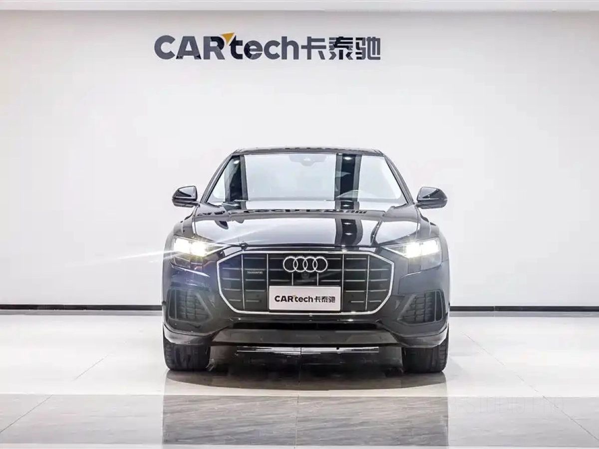 AUDI Q8  2021