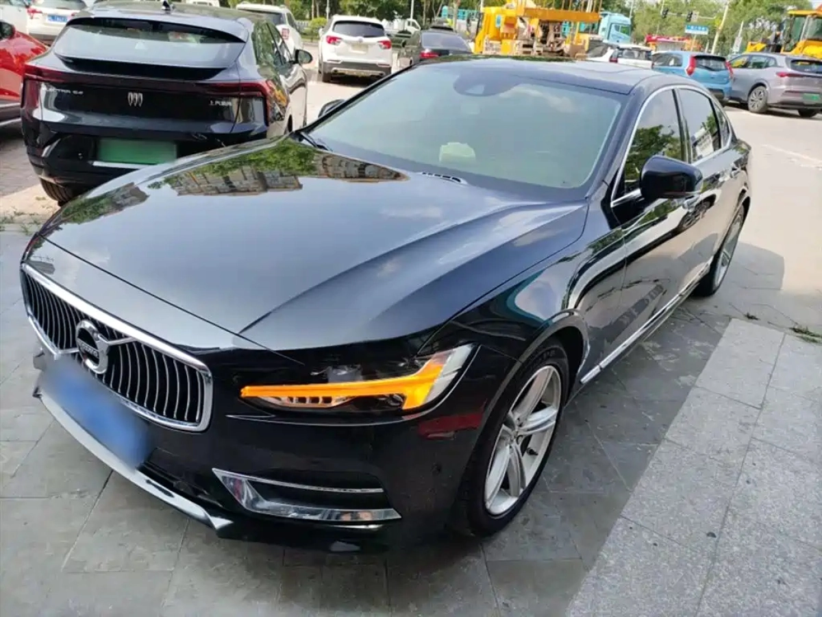 VOLVO S90