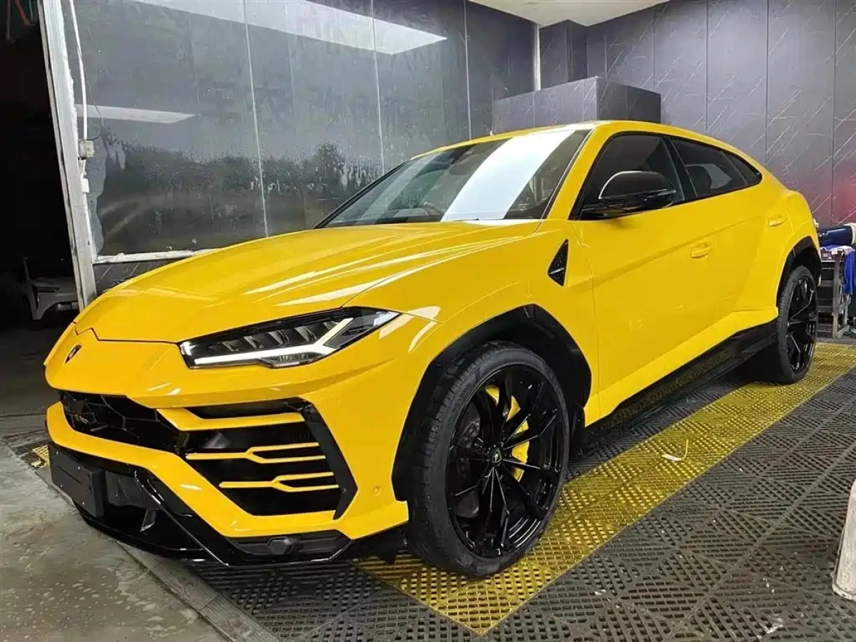 LAMBORGHINI URUS  2021
