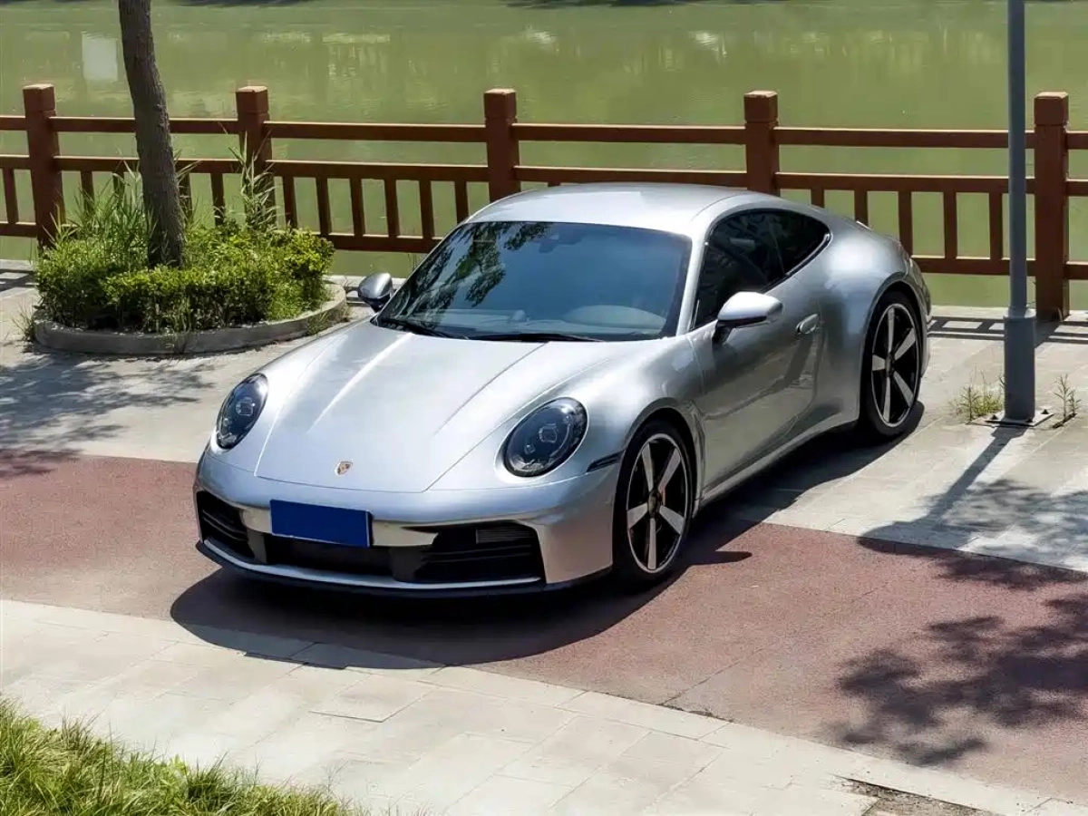 PORSCHE 911  2025