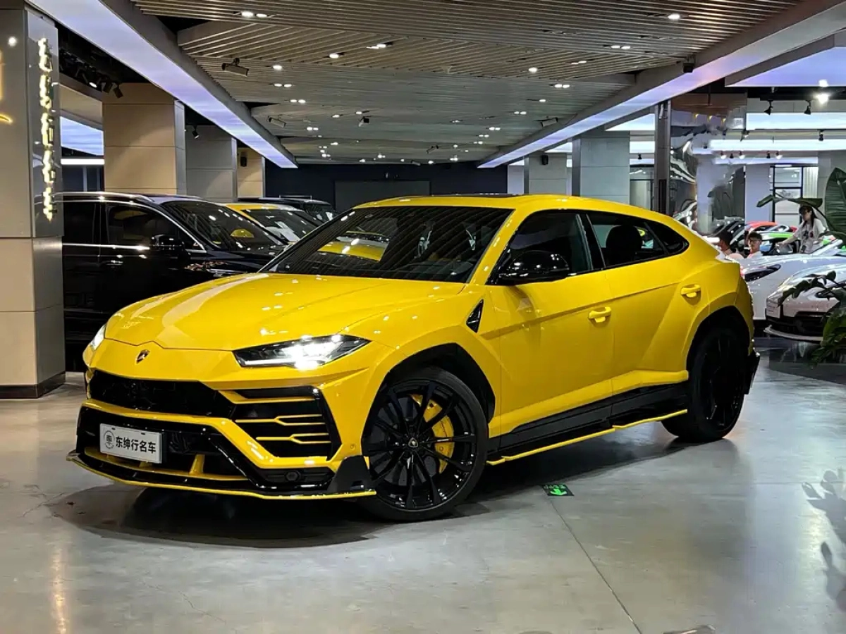 LAMBORGHINI URUS  2021
