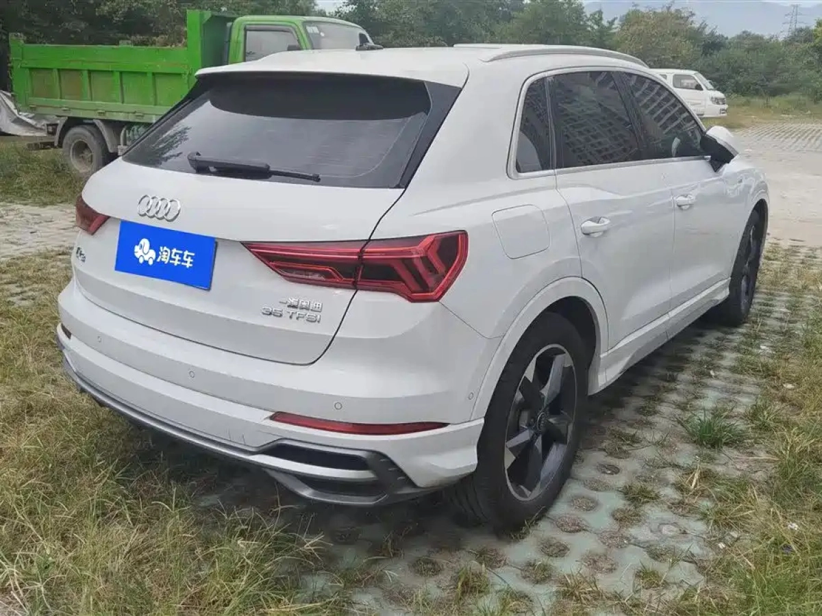 AUDI Q3