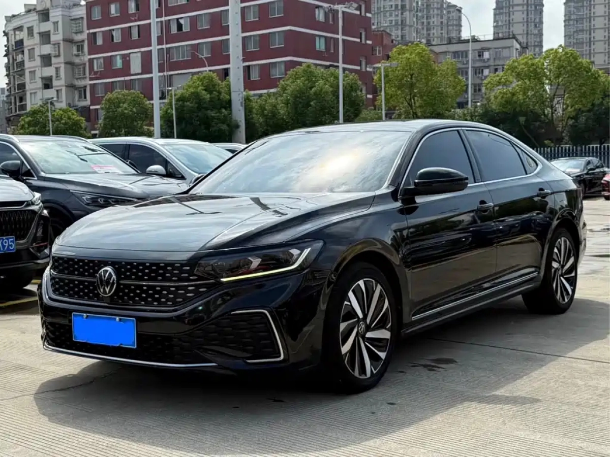 VOLKSWAGEN PASSAT  2022