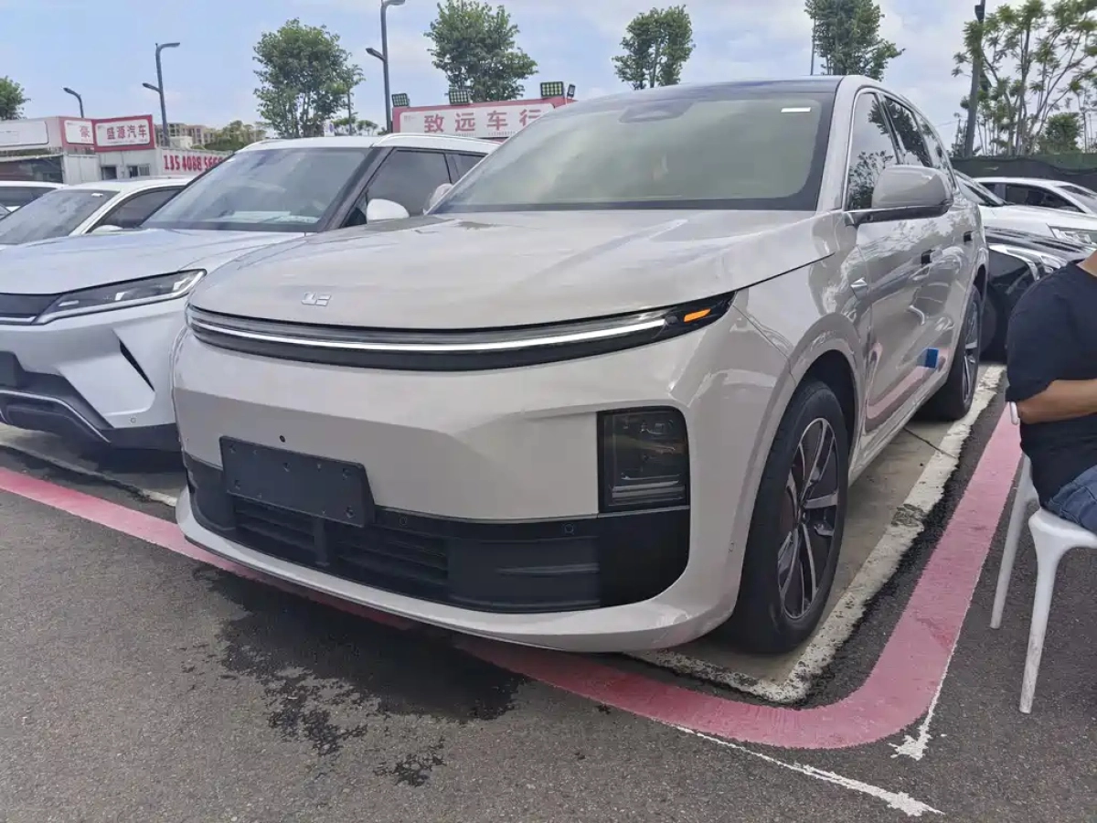 LI AUTO L6  2024