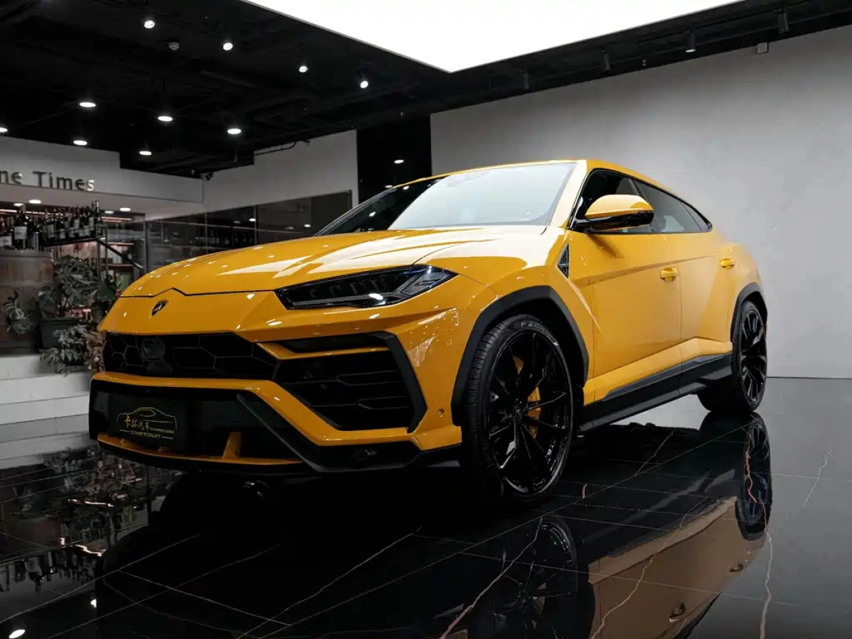 LAMBORGHINI URUS  2021