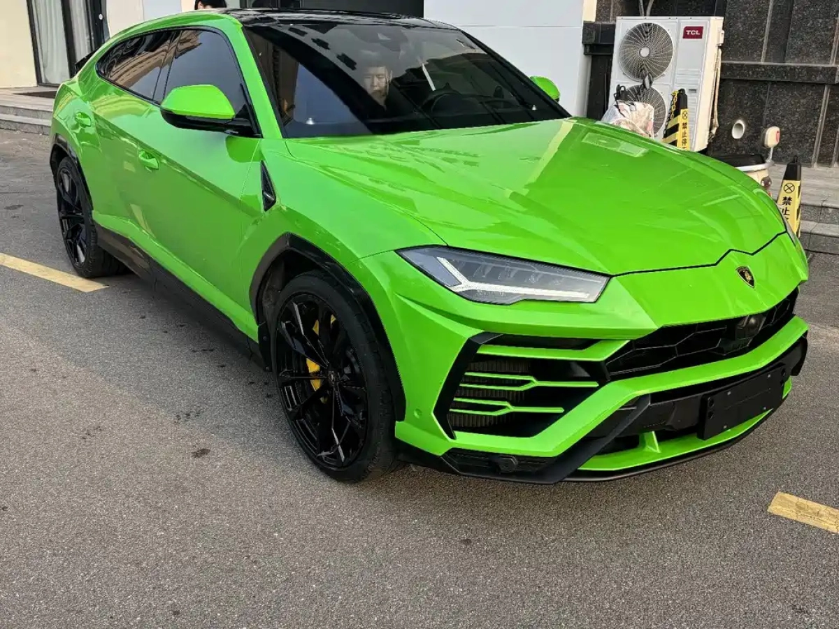 LAMBORGHINI URUS  2021
