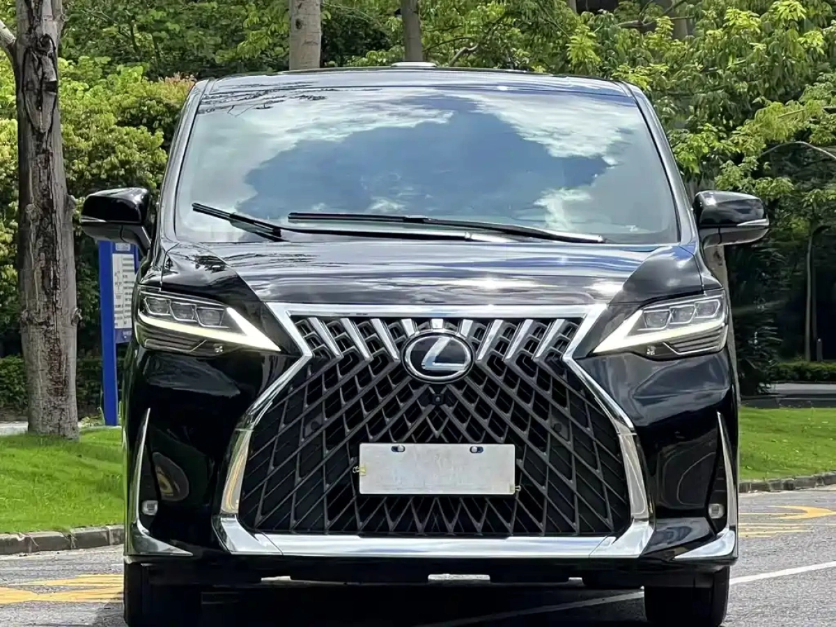 LEXUS LM  2020