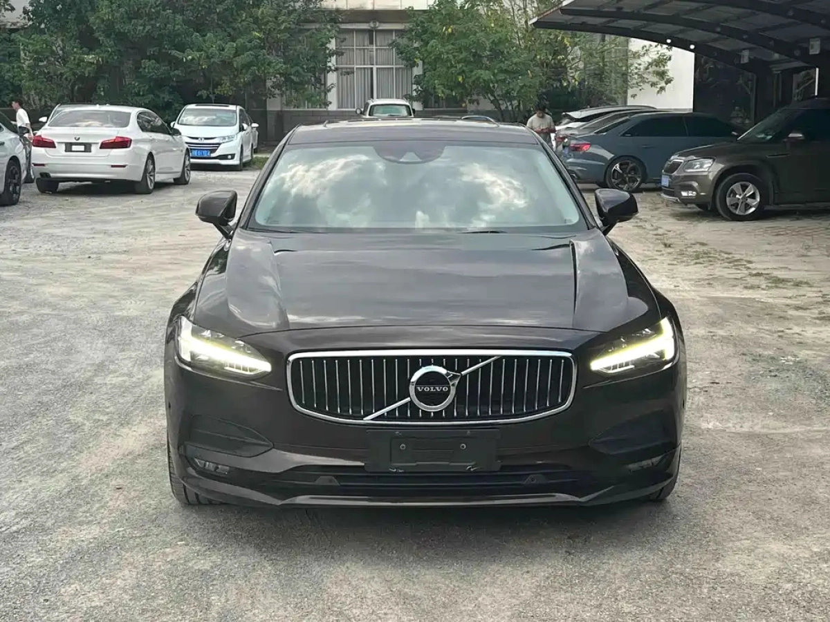 VOLVO S90