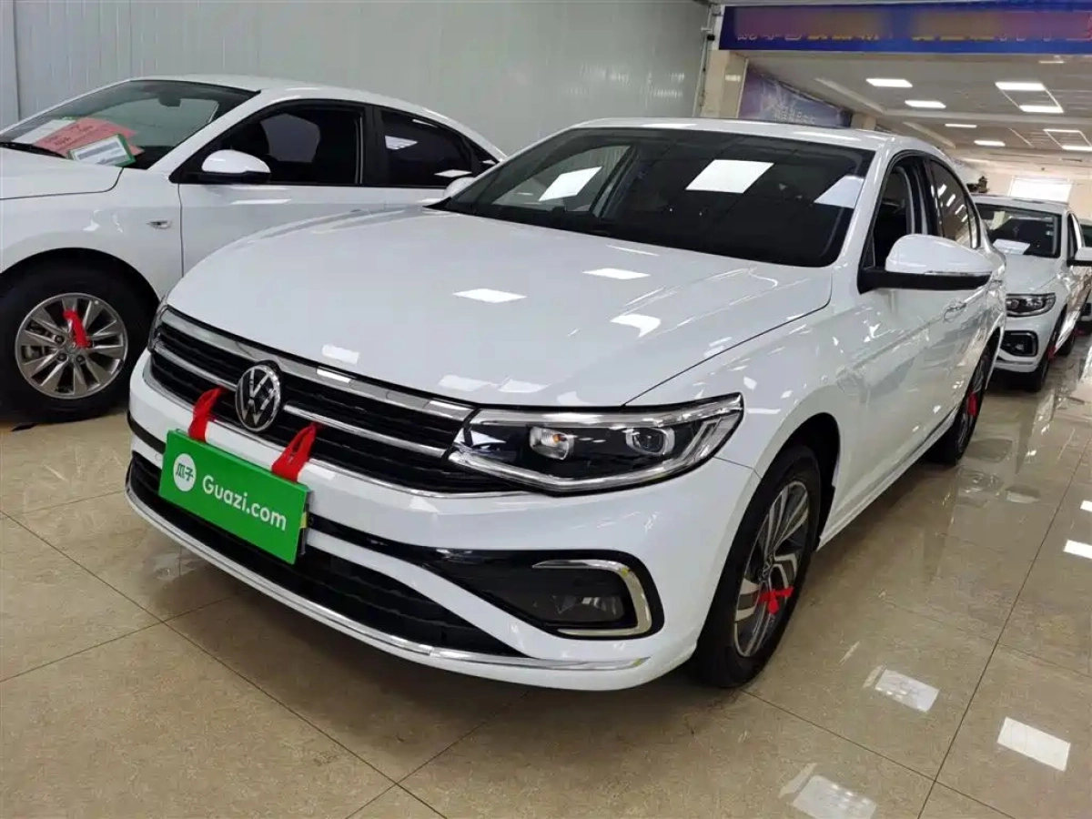 VOLKSWAGEN BORA  2023