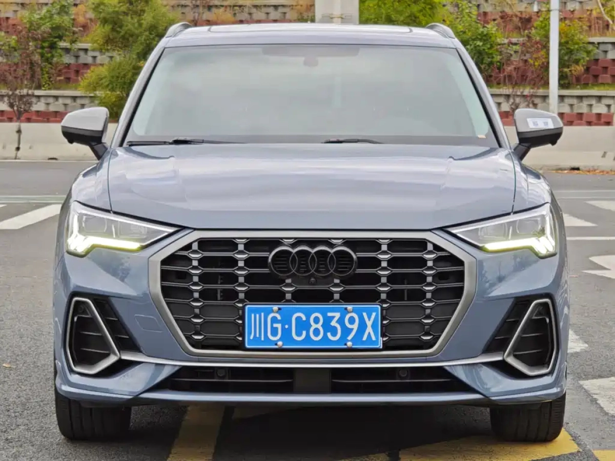 AUDI Q3