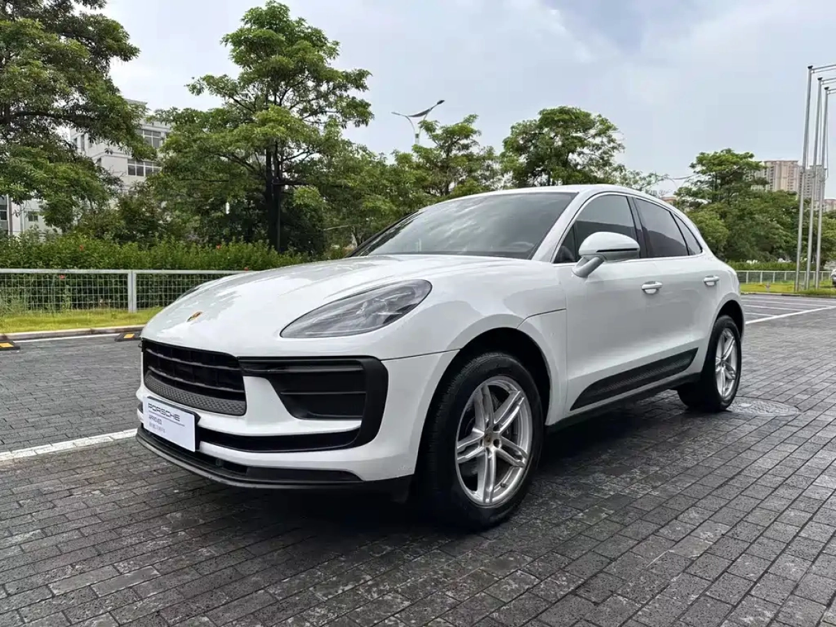 PORSCHE MACAN