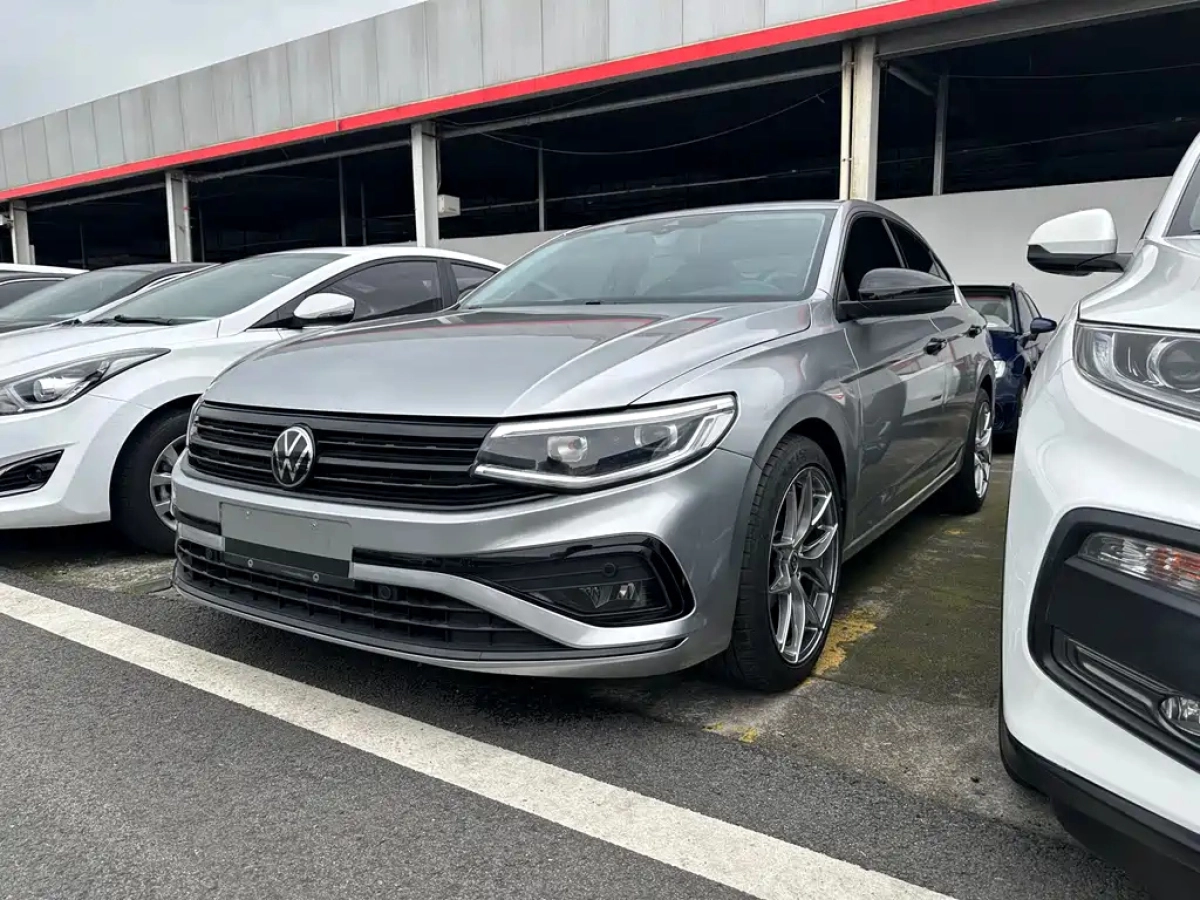 VOLKSWAGEN BORA  2022