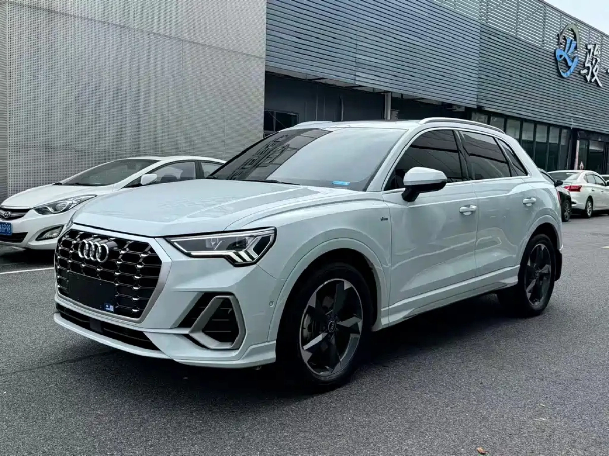 AUDI Q3  2022