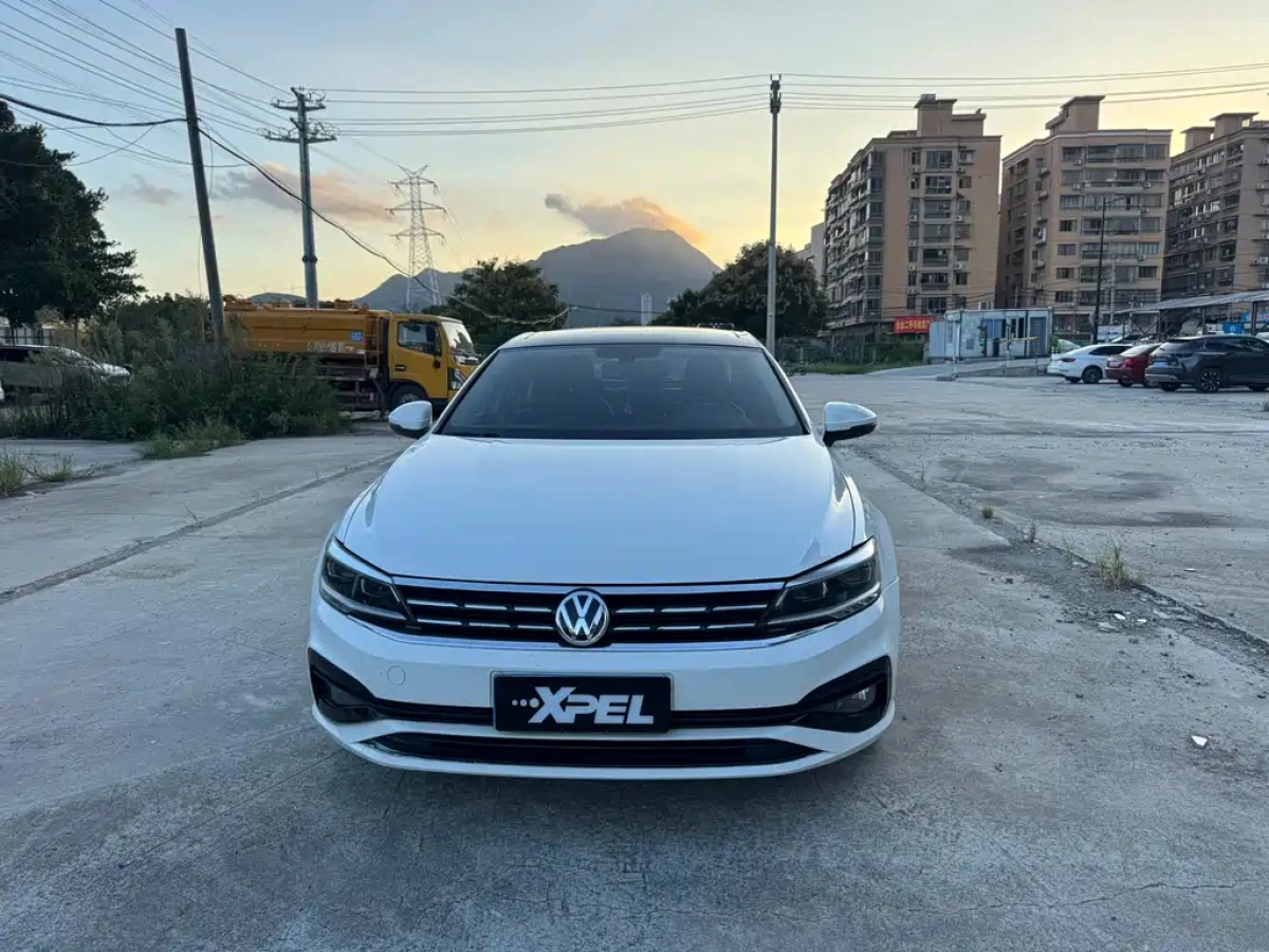 VOLKSWAGEN LAMANDO