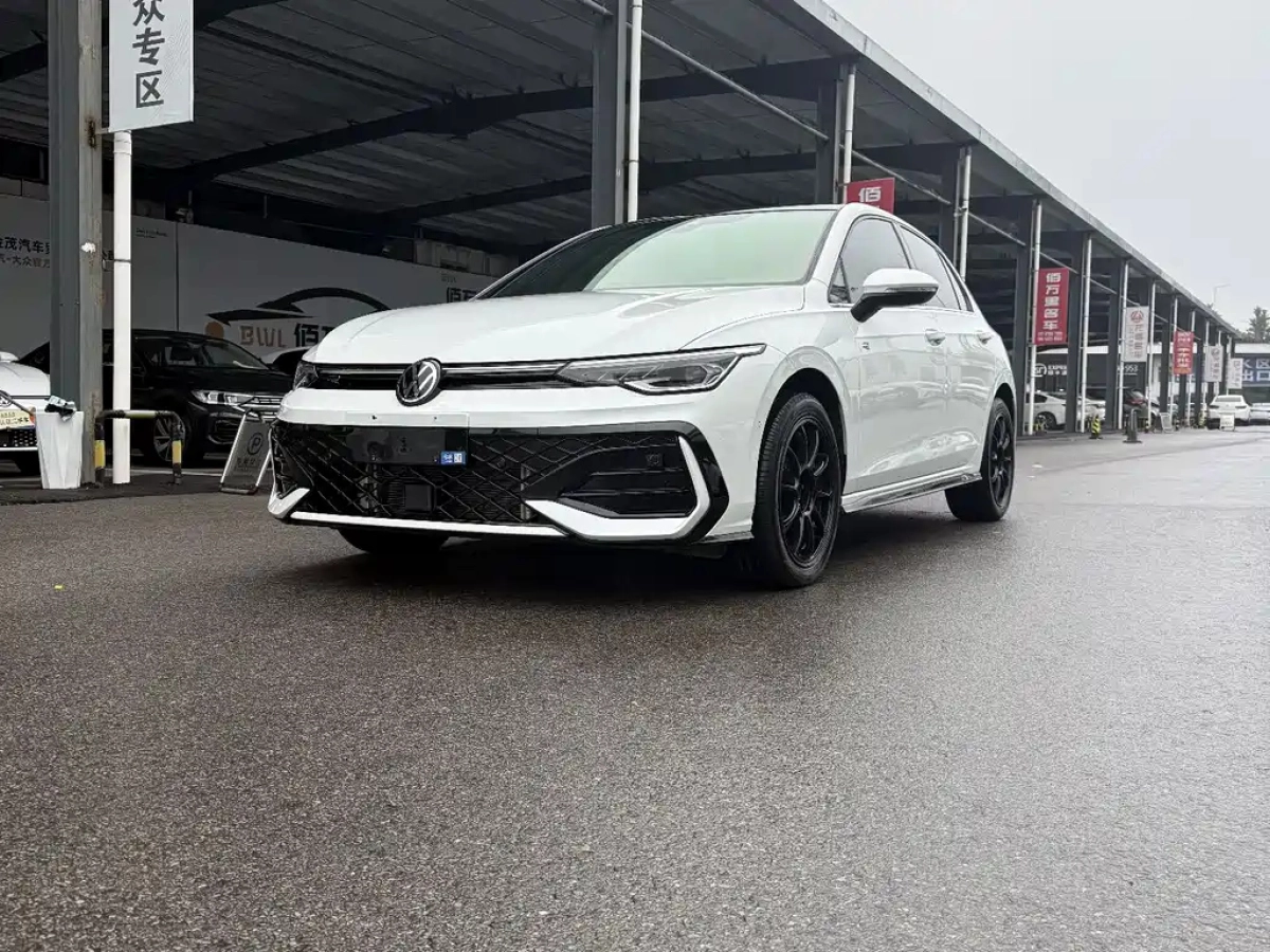 VOLKSWAGEN GOLF  2025