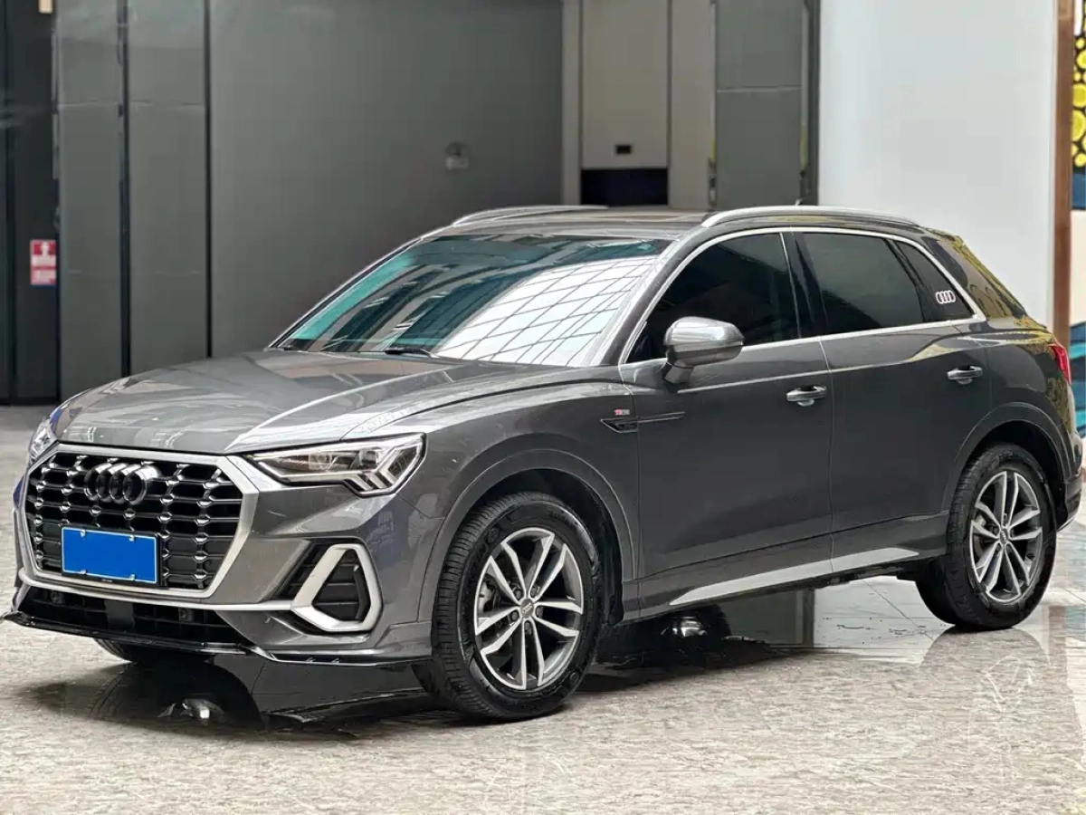 AUDI Q3  2021