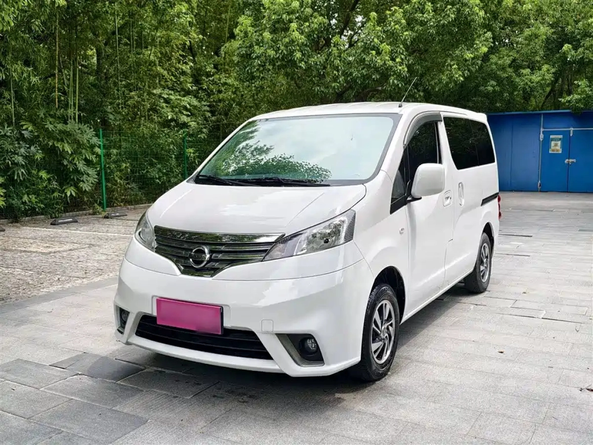 NISSAN NV200