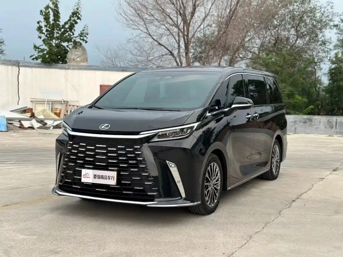 LEXUS LM  2024