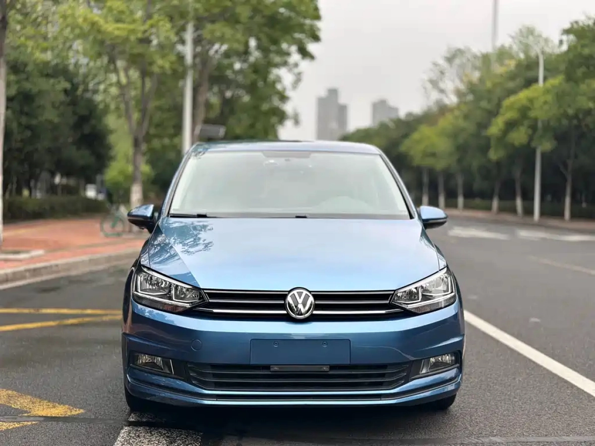 VOLKSWAGEN TOURAN