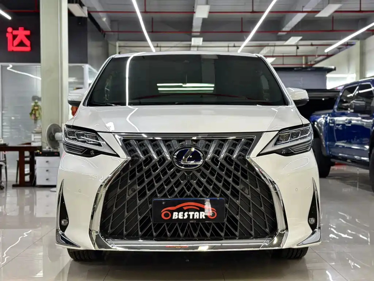 LEXUS LM  2022
