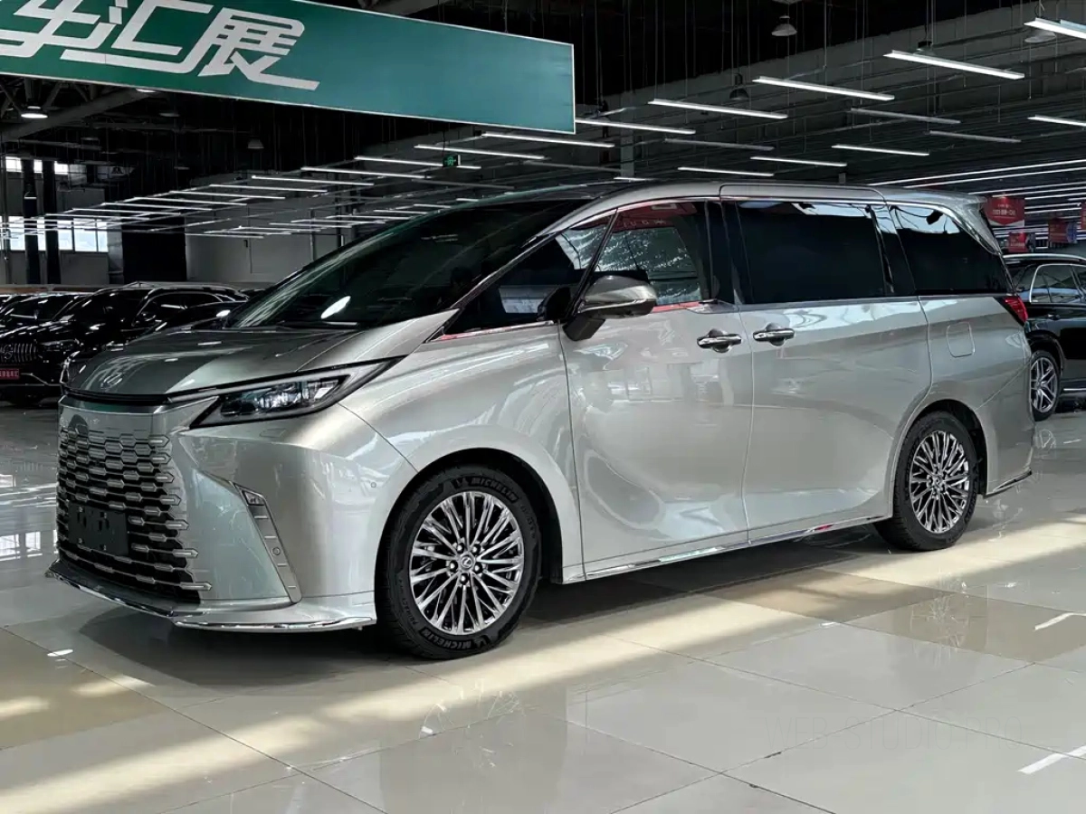 LEXUS LM  2024